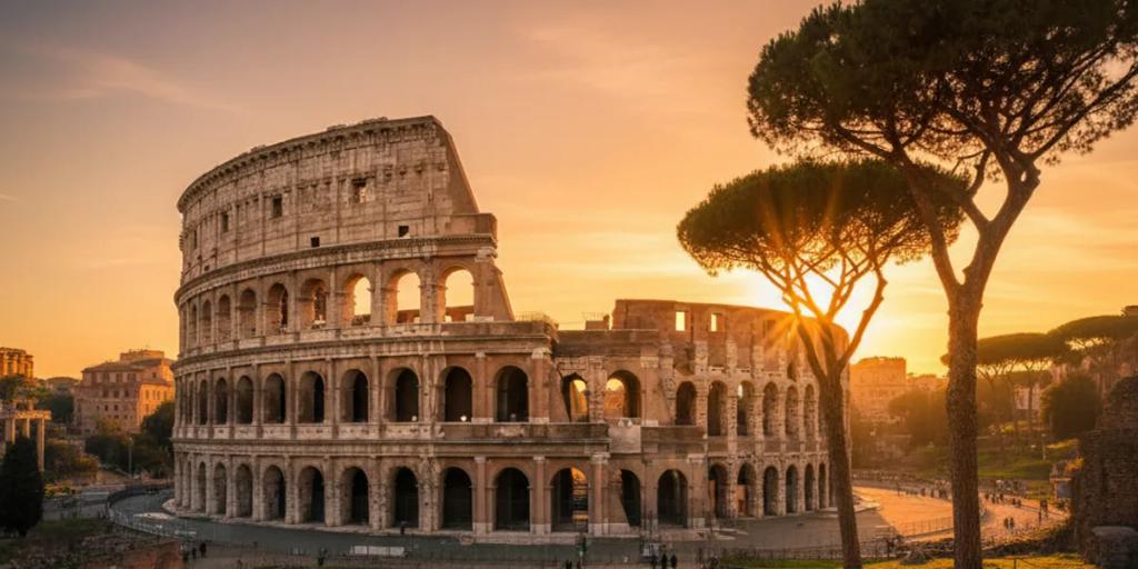 Những mái nhà Roma trong giờ vàng với đấu trường Colosseum vươn lên trên nền đường chân trời màu đất nung