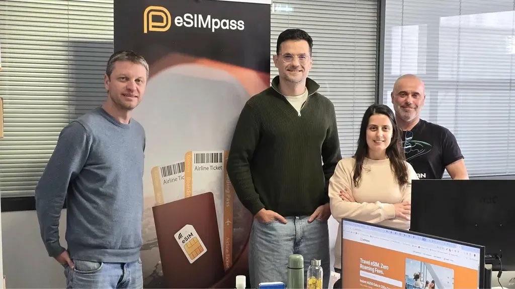 Тимот на eSIMpass во нашата канцеларија во Португал