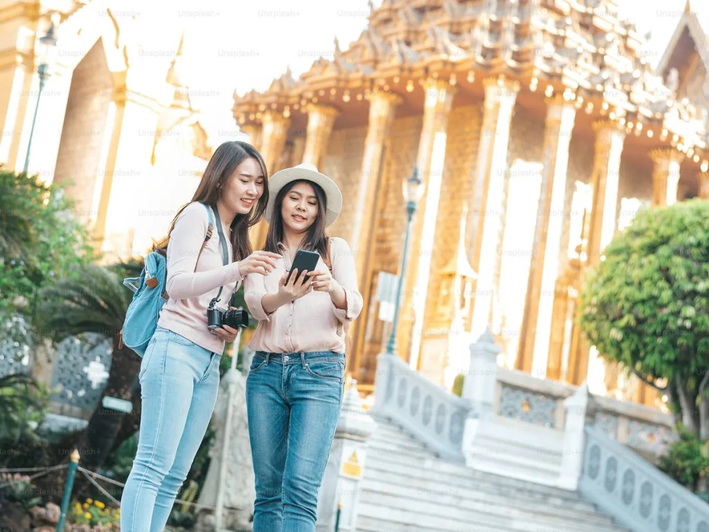 旅行者使用eSIM在海外保持手机网络连接