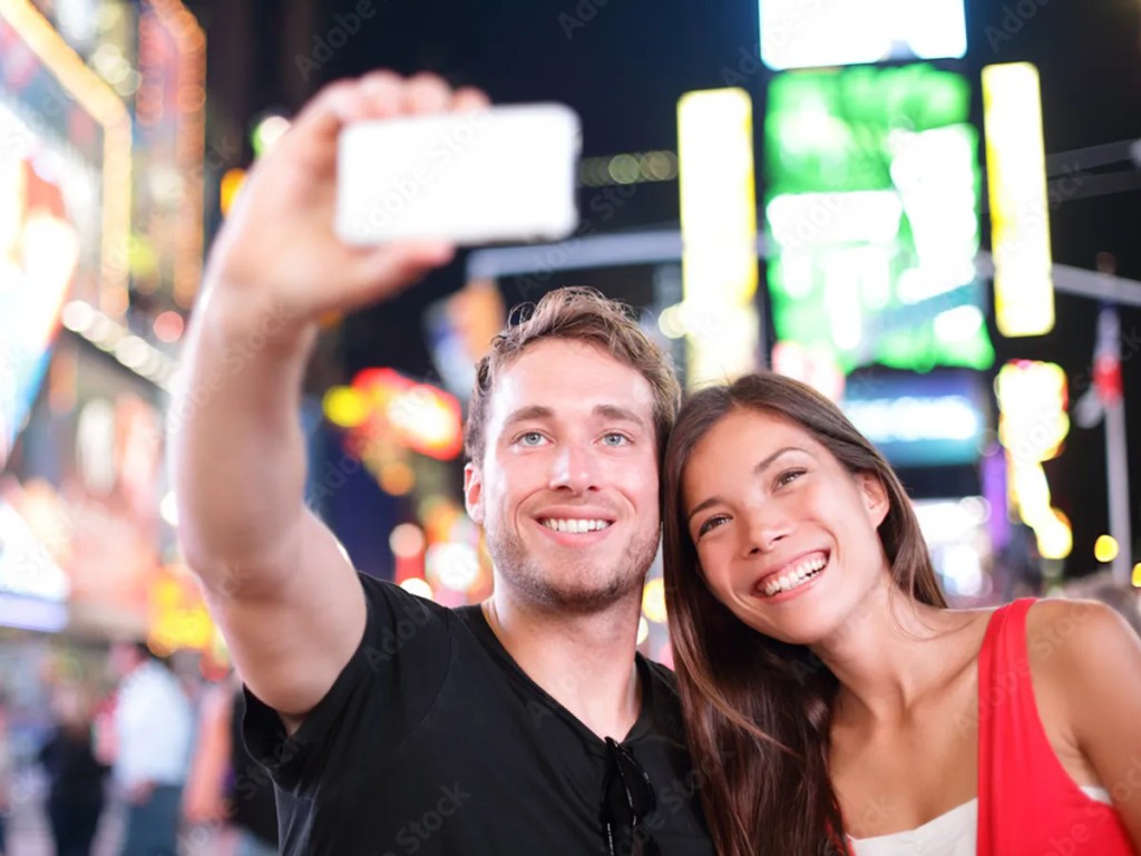 Viajantes brasileiros conectados com eSIM para internet móvel no exterior