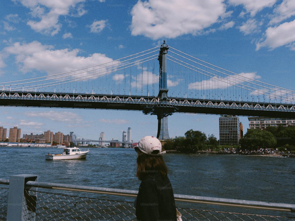 Voyageurs canadiens utilisant une eSIM pour rester connectés à l'étranger