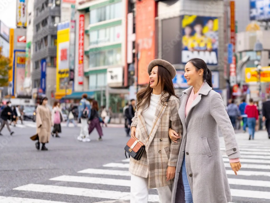 해외에서 eSIM으로 모바일 데이터를 사용하는 여행자